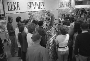 Autogrammstunde der Schauspielerin Elke Sommer im Kaufhaus Schneider mit Präsentation von selbst entworfenen Dresbach-Modestoffen