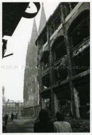 Ansicht aus dem zerstörten Köln mit Dom