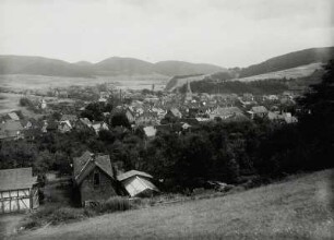 Bad Laasphe, Ortsansicht : Bad Laasphe. Ortsansicht mit Pfarrkirche nach Osten lahnabwärts