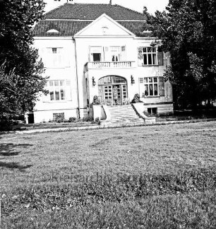 Rohlfshagen: Herrenhaus: Vorderfront mit Freitreppe und Löwen: vorn Rasenfläche: rechts und links Bäume