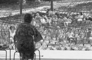 Märchenstunde mit Märchenerzählerin Carola Nieendick auf der Seebühne im Stadtgarten