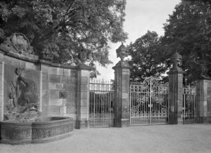 Großsedlitz. Eingangstor mit Delphinbrunnen : Heidenau-Großsedlitz, Schloß. Haupt-Eingangstor (vom Landhaus Dresden, 1960-1963 neu errichtet) mit Delphinbrunnen (1781 für das Landhaus Dresden; J. C. Feige d. J.)