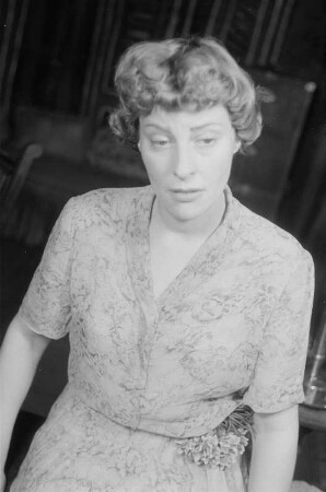 Szenenbilder aus dem Drama "Endstation Sehnsucht" von Tennessee Williams am Schlossparktheater Berlin-Steglitz : Soloaufnahme von Marianne Hoppe als Blanche DuBois