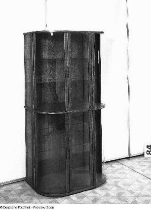 Vitrinenschrank : Leipzig, Leipziger Herbstmesse (Vormesse), 1982. Vitrinenschrank. Holz, folienbeschichtet, dunkel, Glas (1982)
