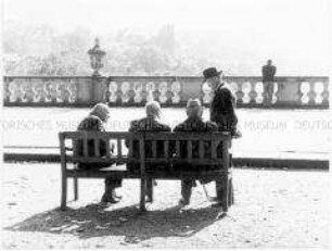 Alte Männer auf Bank in der Sonne