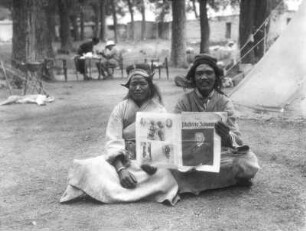 Indien. Kashmir. Ladakh. Leh. Ladakhische Träger im Expeditionslager halten eine Berliner Illustrirte Zeitung