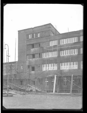 Stuttgart, Güterbahnhof, Zollgebäude, Beschädigungen (aussen)
