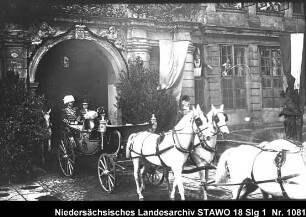 Besuch von Herzog Ernst August und Herzogin Viktoria Luise zu Braunschweig-Lüneburg in Wolfenbüttel (14.5.1914) Enthält: Das Herzogspaar verlässt in einer von Schimmeln gezogenen Kutsche das Schloss