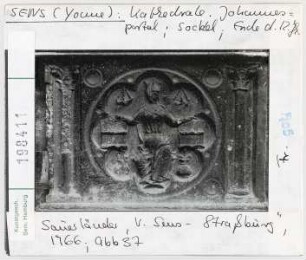 Sens, Kathedrale St. Etienne: Johannesportal, Sockel