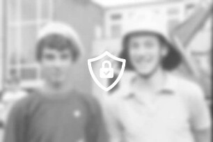 St. [Name maskiert] 19. Jugendaustausch: Besuch der Feuerwache Billstedt: zwei Jugendliche: einer mit Baskenmütze, der andere mit einem Feuerwehrhelm: 18. [Name maskiert]