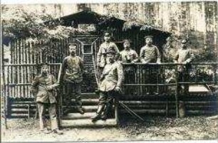 Soldaten vor Hütte im Wald