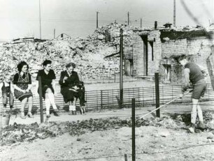 Hamburg-Rothenburgsort : Im zerstörten Hamburg ist Wohnraum auch 1950 noch knapp. In Trümmern hergerichtete Unterkünfte nutzen Hamburger als Wohnungen - wie in Rothenburgsort, einem 1943 stark zerstörten Stadtteil. Zur Eigenversorgung wird vor einer Kellerwohnung ein Kleingarten angelegt