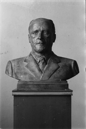 Büste von Walter Ulbricht (alte Fassung) : Büste von Walter Ulbricht (alte Fassung). Gips, getönt oder Bronze (vor 1964; W. Arnold)