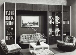Anbauwand "Favorit" : Wohnzimmermöbel. Anbauwand "Favorit" (1976; VEB Möbelkombinat Wi-We-Na) und Sitzgruppe