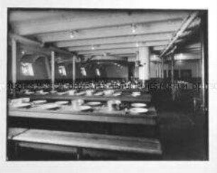 Speisesaal des Zwischendecks auf dem Passagierschiff "Vaterland"