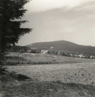 Braunlage im Harz. Ortsansicht mit Blick zum Wurmberg