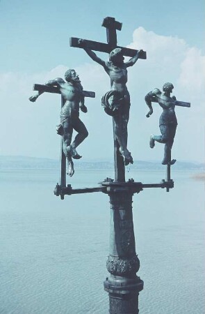 Insel Mainau. sog. Schwedenkreuz, Kreuzigungsgruppe Christus am Kreuz mit den zwei Schächern