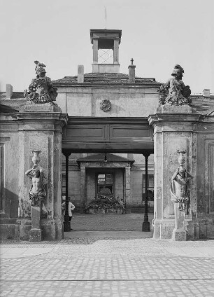 Marcolini-Palais, Blick durch das Tor in den Ehrenhof zum Haupteingang