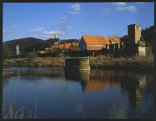 Im 2. Weltkrieg zerstörte, demontierte Werra-Brücke im Grenzgebiet Lauchröden. Blick nahe Herleshausen / Hessen auf den stacheldrahtumzäunten Ort mit Wachturm (im Hintergrund Burgruine Brandenburg)
