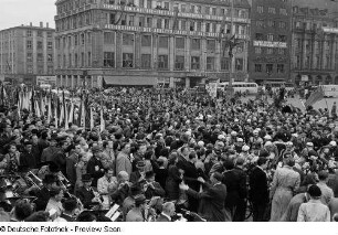 Radrennfahrer beim Etappenstart auf dem Karl-Marx-Platz (heute: Augustusplatz)