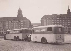 Dresden. Zwei Fahrzeuge der Fahrbücherei der Stadt- und Bezirksbibliothek