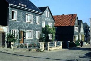 Straße mit Häusern, Vorgarten