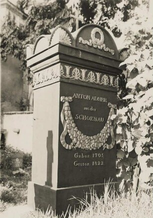 Berchtesgaden (Oberbayern). Alter Friedhof. Klassizistischer Grabstein auf dem Grab des Anton Adner (117 Jahre)