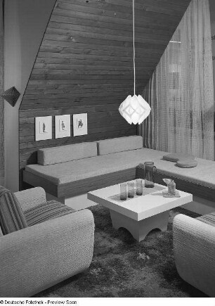 Sitzgruppe : Wohnzimmermöbel (1972; Möbelkombinat Erfurt (MKE)). Ansicht mit Sitzgruppe und Couchtisch