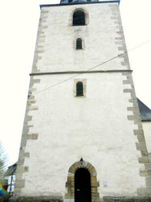 Stadtkirche - Kirchturm von Westen mit Schlitzfenstern sowie romanischem Eingang im Erdgeschoß in Übersicht