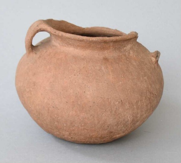 Clay vessel with handle