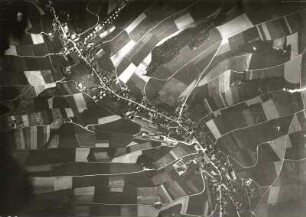 Auerbach (Erzgebirge). Ortsansicht und Feldfluren (teil Waldhufen) und Eisenbahnlinie Gornsdorf - Thum. Luftbildsenkrechtaufnahme (3000 m)