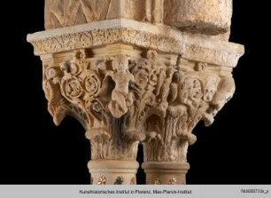 Kapitell mit männlichen Figuren, Adler und kämpfenden Tieren - S2Sh51