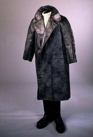 Regenmantel mit Lederhose und Lederstiefel für den Schauspieler Jürgen Prochnow. Kostüme: Monika Bauert.