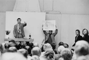 Werner Schmidt, Direktor des Kupferstich-Kabinetts der Staatlichen Kunstsammlungen Dresden, als Auktionator auf der Kunstversteigerung zugunsten der Renovierung des Museums