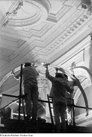 Opernhaus. Einsetzen vorgefertigter Stuckprofile in die Fensternischen des oberen Rundfoyers