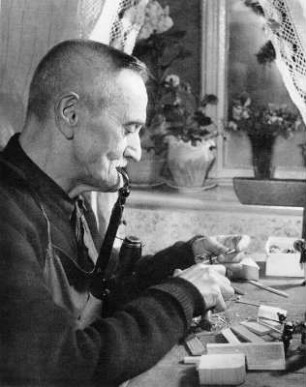 Seiffen. Portrait des Spielzeugschnitzers Karl Müller (1879-1956)