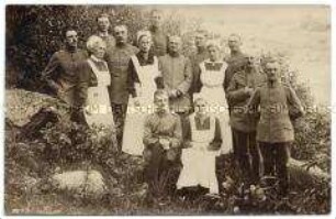 Soldaten und Schwestern im Garten des Soldatenheims Nowograd-Wolynsk