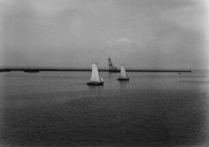 Segelboote : Segelbote nahe der Küste vor einer Mole.