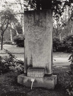Grabmal der Malerin Margarete Loewe-Bethe (gest. 1932)