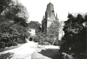 Bad Bentheim, Schloss : Bad Bentheim. Kurfürstliches Schloss (1201/1900). Blick zum Torhaus und zum Katharinenturm (1201/1300 begonnen)