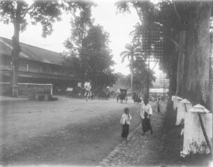 Straßenszene : Blick entlang einer belebten Straße