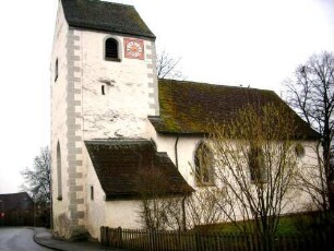 Ansicht von Norden mit Kirche (im Kern Romanisch) im ehemaligen Kirchhof (aufgelassen und Kirchhofmauer abgetragen)
