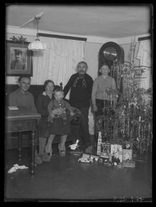 Malschendorf Nr. 25. Familie des Fotografen zu Weihnachten