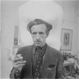 Bernhard Heiliger (11.11.1915-25.10.1995; Bildhauer) in seinem Atelier
