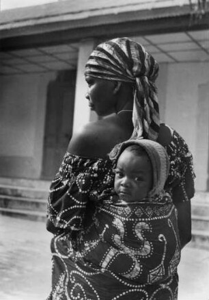 Brazzaville. Femme et enfant Bacongo
