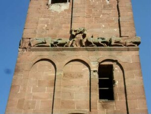 Hirsau-Kloster St Peter und Paul-Klosterkirche-Nordwestturm (Eulenturm)-Romanisch um 1091-Ansicht von Süden-erstes Obergeschoß zum zweiten-plastische Jagdszene über Gesims im Detail