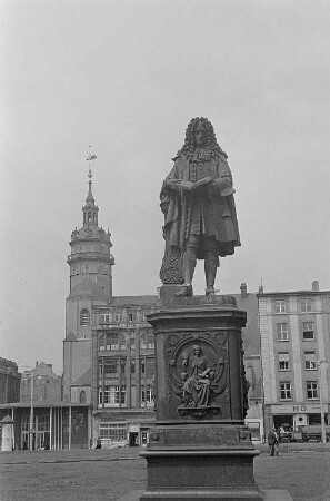 Ansicht des Leibnitzdenkmals, im Hintergrund die Nikolaikirche