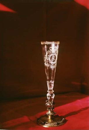 Glas-Empfangsbecher von August II : Glas-Empfangsbecher von August II. Glas (18. Jh) und Metallfuß (vor 1962; J. Eckert)