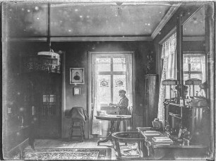 Privatbesitz, Wohnzimmer - Käthe mit Buch an einem Fenster stehend (vgl. Bamberg-Verschiedenes 74)