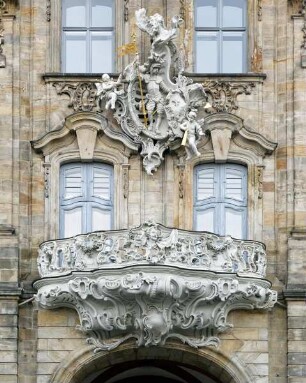 Altes Rathaus mit Brückenturm — Brückenturm — Wappenkartusche Balkonbrüstung